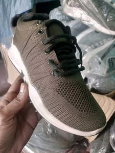 NEW NO USED SPORTS SHOES FOR MEN AND WOMEN.