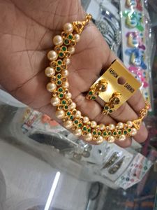 Elegant Pearl and Emerald Necklace Set