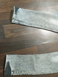 Stylish Distressed Jeans with Patches