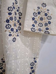 Elegant Cream Kurta with Floral Embroidery