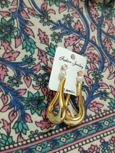 Stylish Gold Teardrop Earrings with Pearl Accent