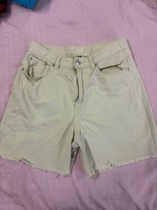 Chic beige denim shorts