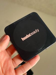 Huda Beauty Easy Bake Pressed Powder