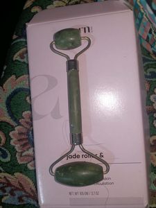 jade roller &amp; gua sha