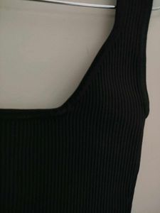 Sleek Black Ribbed Cropped Tank Top