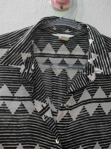 Geometric Print Sleeveless Collared Top