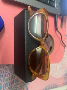 Stylish Tortoiseshell Cat-Eye Sunglasses