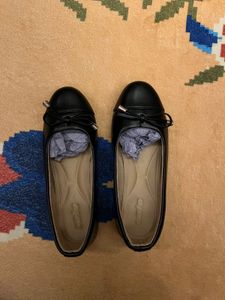 Classic Black Ballet Flats with Bow Detail