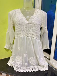 🫶🏻🤍🤍🤍*White Chikankari short kurti