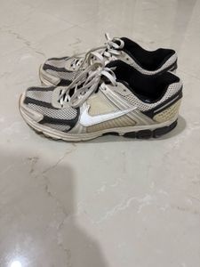 NIKE Vomero Zoom 5 Off White