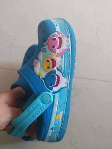 Size Is J1 Of Crocs. No Damage to the Shoes . In A Good Condition