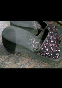 sandals/ sequence/ flip flop