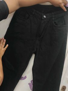 Classic black straight-fit jeans🖤
