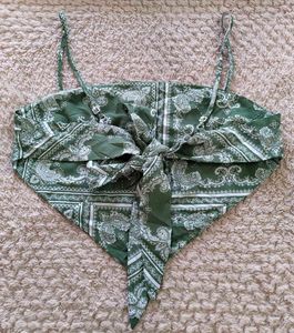 🌵☘️ Et Clet green paisley wrap top