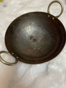 medium size iron kadhai