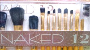 Naked 12/ Makeup Brush With Golden Yellow Colour Plastic Fiber
