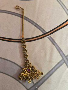 Elegant Gold-Tone Maang Tikka