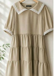 Chic Tiered Midi Dress with Lace Trim