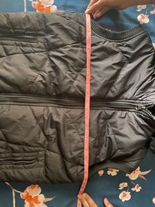 Men’s Sleeveless Puffer jacket (M)