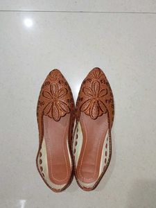 Embroidered Brown Juttis