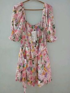 New ( with tag )Floral Print Puff Sleeve Jumpsuit