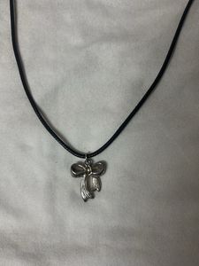 Bow pendant necklace