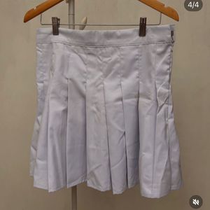 White pleated mini Skirt with a zip on the side.