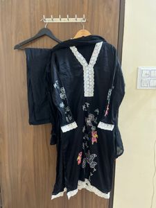 Elegant Black Kurta Set with Floral Embroidery