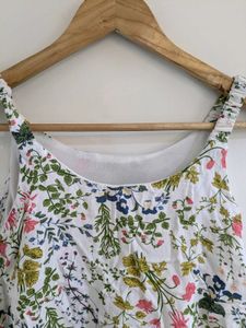 ✴️✴️ PRICE DROP ✴️ ✴️Floral Crop Top