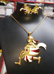 Unique Gold Tone Pendant & Earring Set
