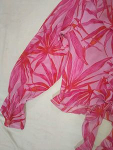 Chic Pink Floral Ruffle Blouse🩷