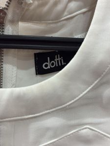Chic White Sleeveless Top
