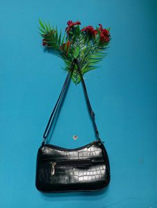 BLACK SLING BAG🌺