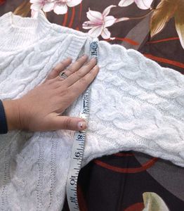 Imported  White Knit Pullover ( New)  ✨
