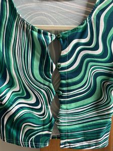 Green Swirl Long Sleeve Crop Top