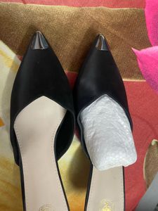 Elegant Black Pointed Toe Mules