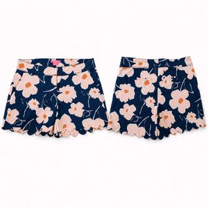 Isaac Mizrahi Floral Scallop Shorts 🌷