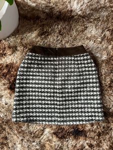 Chic Houndstooth Mini Skirt