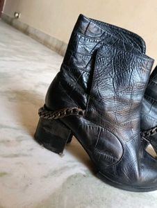 Stylish Black Croc-Embossed Ankle Boots