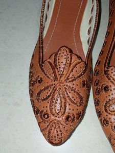 Embroidered Brown Juttis