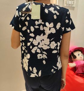 H&amp;M Floral Textured Top - S