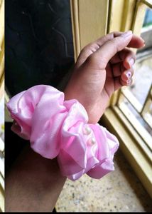 Savana pink pearl scrunchie XL + hair accessories