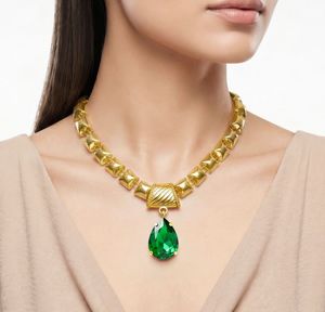 Exquisite Gold Necklace with Emerald Pendant
