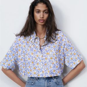Chic Daisy Print Cropped Shirt