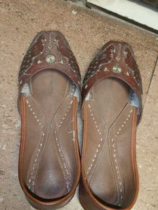 Embroidered Brown Leather Juttis