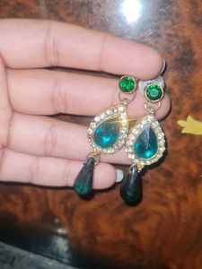 Elegant Emerald &amp; Crystal Dangle Earrings