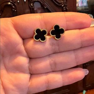 Elegant Black Clover Stud Earring