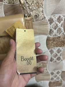 Gold Woven Crossbody Bag thoda damage hai photos m