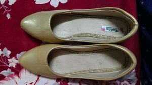 Elegant Gold Flat Sandals