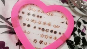 Studs / Earrings
